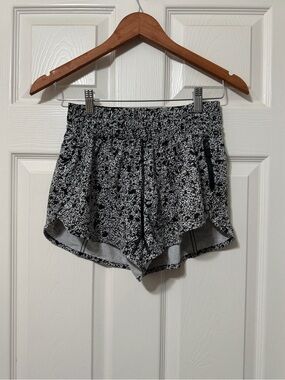 Lululemon athletica tracker short V size 6 euc 4”